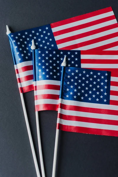 Верхний вид трех флагов Соединенных Штатов со звездами и полосами, изолированными на черном — стоковое фото
