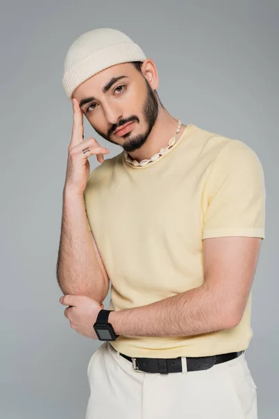 Retrato de hombre gay de moda en sombrero posando aislado en gris - foto de stock