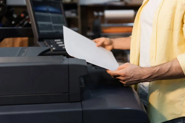 Ausgeschnittene Ansicht eines Verlegers, der leeres Papier im Druckzentrum hält — Stockfoto