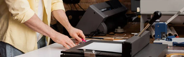 Vista cortada de papel de corte tipógrafo com faca perto de aparador de papel no centro de impressão, banner — Fotografia de Stock