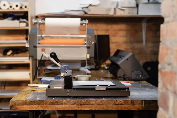 Recortadora de papel moderna y máquina de plotter de impresión en el centro de impresión - foto de stock