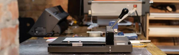 Современный инструмент для обрезки бумаги и печатный плоттер в типографии, баннер — стоковое фото