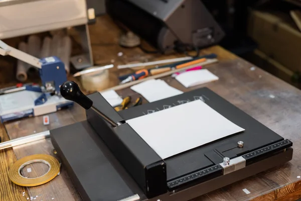 Papel em branco na parte superior da máquina de aparador de papel no centro de impressão moderno — Fotografia de Stock