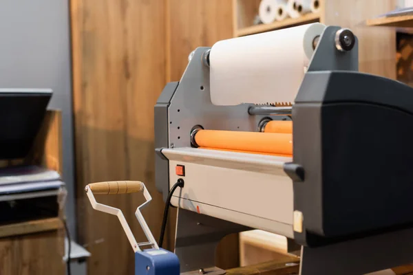 Plotter de impresión profesional con rollo de papel en el centro de impresión — Stock Photo