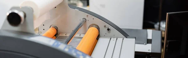 Plotter de impresión profesional con rollo de papel en el centro de impresión, banner - foto de stock