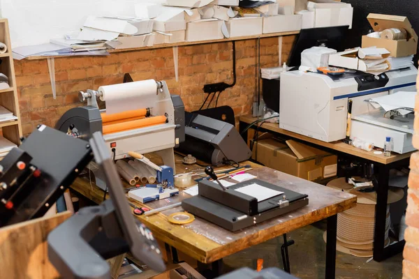 Aparador de papel moderno e máquina de plotter de impressão profissional no centro de impressão — Fotografia de Stock