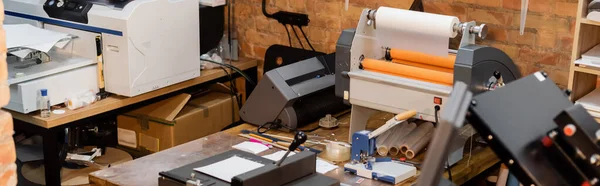 Papierschneider und professionelle Druckplottermaschine im Druckzentrum, Banner — Stockfoto