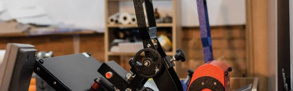 Metallische Details der professionellen Druckplottermaschine im Druckzentrum, Banner — Stockfoto