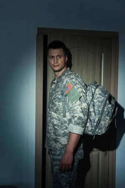 Soldado americano en uniforme militar volviendo a casa por la noche - foto de stock