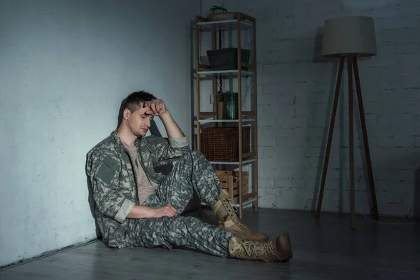 Розмальований військовий чоловік з ptsd сидить на підлозі після домотканого — стокове фото