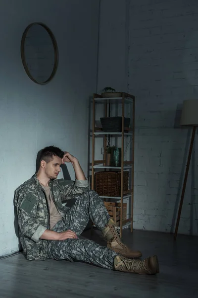 Самотній військовий ветеран у формі страждає від емоційного лиха вдома вночі — стокове фото