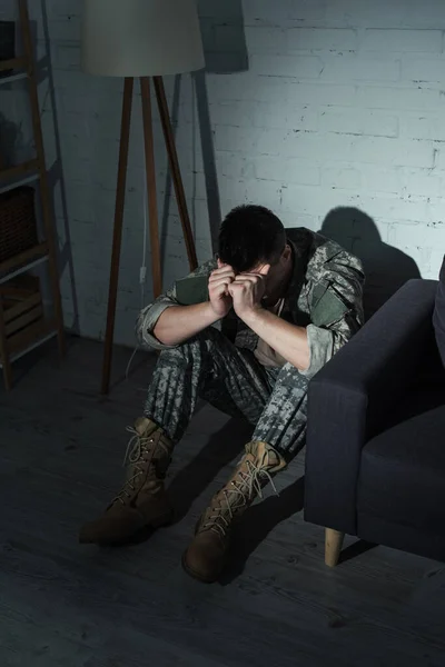 Soldato in uniforme affetto da disturbo da dissociazione a casa di notte — Foto stock