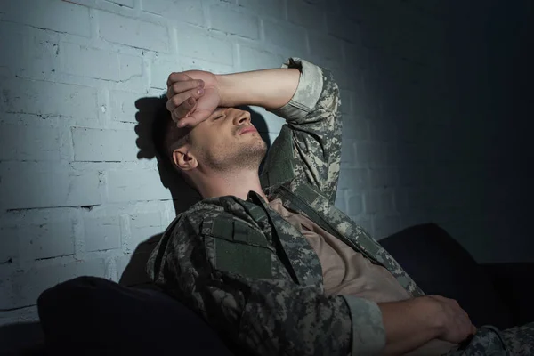 Militar de uniforme sofrendo de flashbacks e problemas mentais em casa à noite — Fotografia de Stock