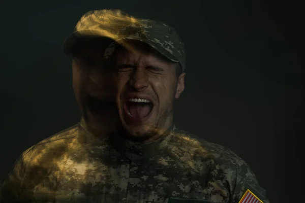 Doppelentblößung eines Soldaten in Uniform, der schreit, während er an ptsd leidet, isoliert auf dunkelgrau — Stockfoto