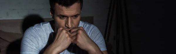 Депрессивный мужчина в белой футболке, страдающий посттравматическим стрессовым расстройством, баннер — стоковое фото
