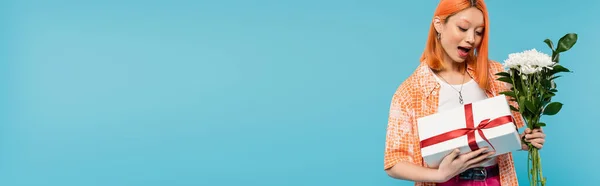 Feriado, presente, buquê floral, mulher asiática surpreso e jovem com cabelo tingido segurando flores brancas e caixa de presente no fundo azul, traje casual, geração z, celebração festiva, banner — Fotografia de Stock