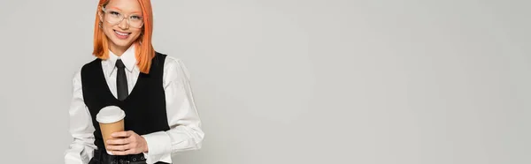 Allegra emozione, giovane e felice donna asiatica con caffè per andare a guardare la fotocamera su sfondo grigio, moda giovanile, business casual, vestiti in bianco e nero, occhiali alla moda, banner — Foto stock