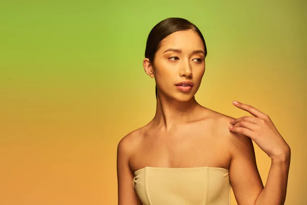 Campanha de beleza, graciosa mulher asiática com ombros nus, jovem modelo de beleza posando no fundo verde, gradiente, brilhante e jovem pele, beleza natural, perfeição da pele — Fotografia de Stock
