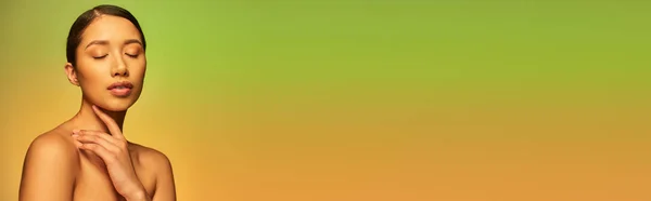 Beleza, mulher asiática com cabelo morena e ombros nus posando com olhos fechados no fundo gradiente, verde e laranja, cuidados com a pele, pele brilhante, beleza natural, modelo jovem, sensualidade, banner — Fotografia de Stock