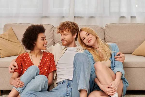Polygamy, acceptance and bonding, group relationship, love triangle, happy multicultural women and bearded man, open relationship, diversity and bonding, non monogamy, three people — Stock Photo
