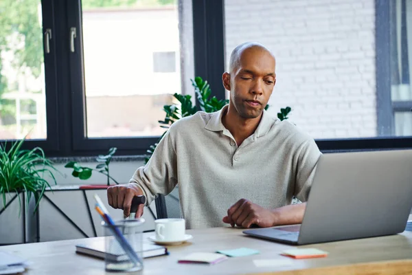 Miastenia gravis disease, negrito empresário afro-americano usando laptop, trabalhador de escritório de pele escura com síndrome da ptose segurando cana-de-açúcar, diversidade e inclusão, cultura corporativa — Fotografia de Stock