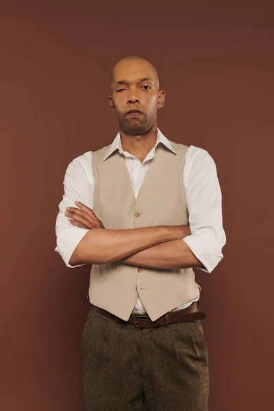 Inclusion, myasthenia gravis syndrome, bold african american man standing with folded arms, looking at camera, dark skinned, real people, neurological disorder, physical impairment, serious — Stock Photo