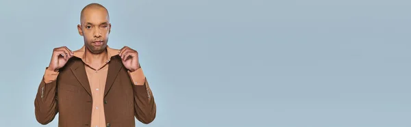 Syndrome oculaire, déficience physique, homme afro-américain gras avec myasthénie grave debout sur fond gris, personne à la peau foncée en tenue formelle ajustant le col de la chemise, inclusion, bannière — Photo de stock