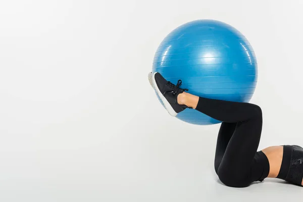 Vista cortada de esportista exercitando com bola de fitness no fundo branco, conceito de ajuste saudável — Fotografia de Stock