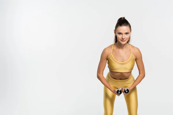 Fitte Sportlerin in gelber Kleidung mit Kurzhanteln beim Training isoliert auf weiß — Stockfoto