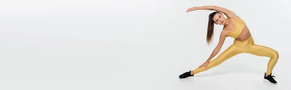 Fitnesstraining für Frauen und Blick in die Kamera auf weißem Hintergrund, Fitness-Motivationskonzept, Banner — Stockfoto