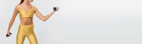 Mulher no desgaste ativo, exercitando-se com halteres, fundo branco, motivação, corpo tonificado, bandeira — Fotografia de Stock