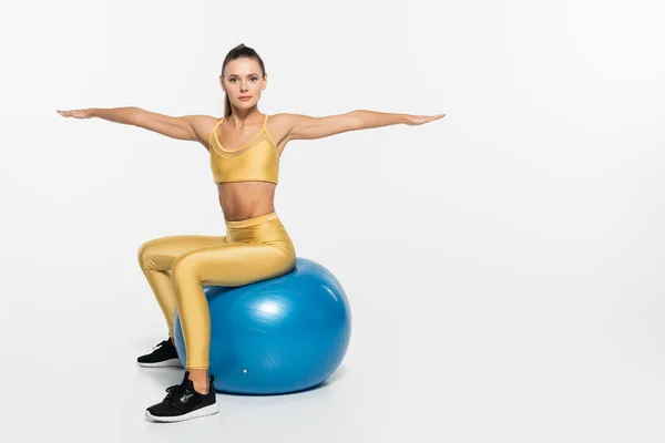 Estilo de vida saludable, aeróbicos, mujer en desgaste activo haciendo ejercicio en la pelota de fitness, fondo blanco - foto de stock