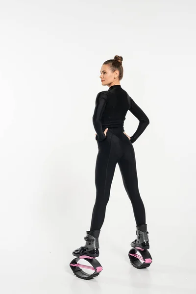 Fitness, Stiefel für springende Frau in Kangoo-Springschuhen, weiß, energiegeladen und dynamisch, Sport — Stockfoto