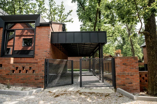Marché immobilier, brique chalet moderne avec clôture métallique et grandes fenêtres — Photo de stock
