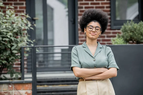 Confident african american real estate agent in eyeglasses looking at camera outdoors — Stock Photo