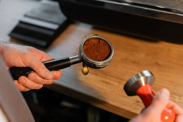 Vista recortada de barista en soporte delantal con café y prensa en cafetería — Stock Photo