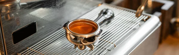 Крупним планом вид тримача з кавою на кавовій машині в кафе, банер — стокове фото