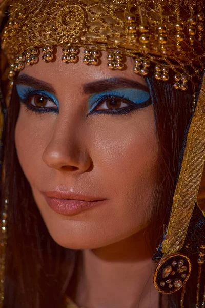 Close up view of brunette woman in traditional Egyptian headdress posing and looking away — Stock Photo
