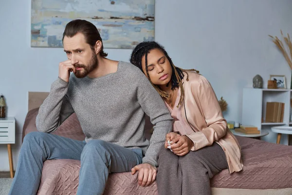 Conceito de aborto, mulher afro-americana com teste de gravidez apoiando-se no homem, casal estressado, tenso — Fotografia de Stock