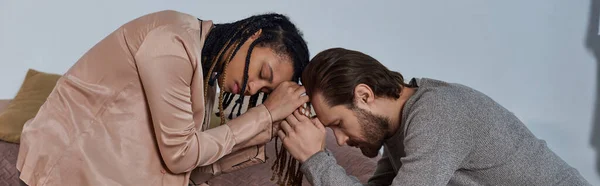 Donna afroamericana che si tiene per mano con l'uomo, coppia multiculturale preoccupato legame, empatia, striscione — Foto stock