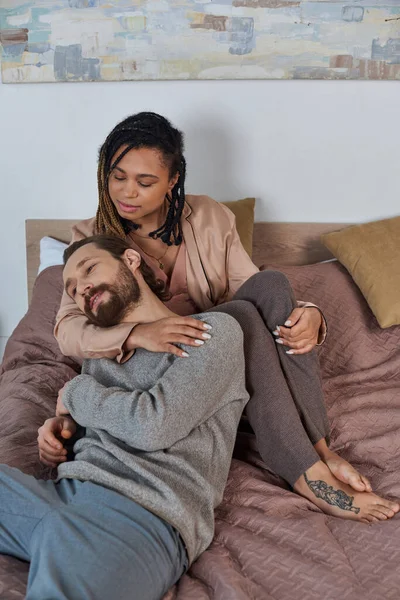 Futuros padres, felicidad, mujer afroamericana embarazada abrazando marido en el dormitorio, amor, vínculo - foto de stock