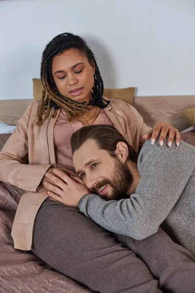Futurs parents, homme barbu écoutant ventre de femme afro-américaine enceinte, chambre à coucher, attente — Photo de stock