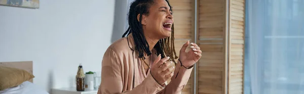 Deuil, femme afro-américaine déprimée pleurant et criant à la maison, concept de fausse couche, bannière — Photo de stock