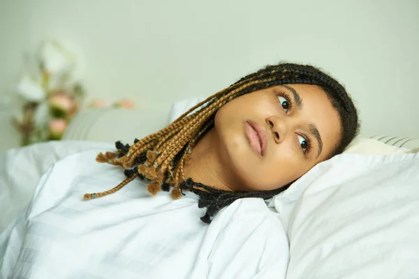 Dolor, mujer afroamericana deprimida acostada en una sala privada, hospital, concepto de aborto involuntario - foto de stock