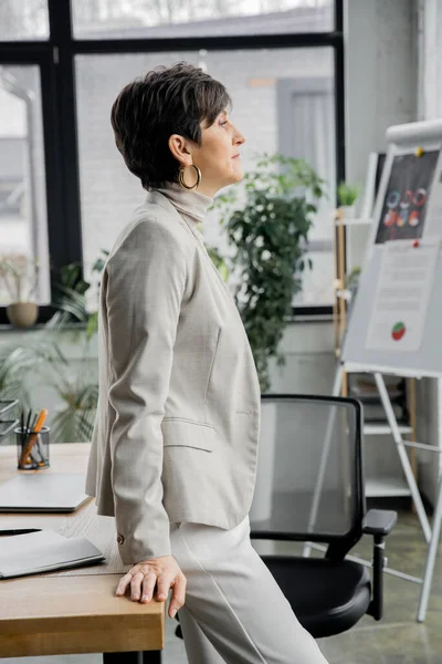 Visão lateral da mulher madura, gerente corporativo em pé no escritório, confiança e responsabilidade — Fotografia de Stock