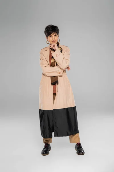 Moda outono, olhar na moda, mulher de meia idade em casaco de trincheira e cachecol em cinza, comprimento total — Fotografia de Stock