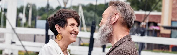 Feliz mujer mayor abrazando al hombre, mirándose al aire libre, romance, pareja de ancianos, pancarta — Stock Photo