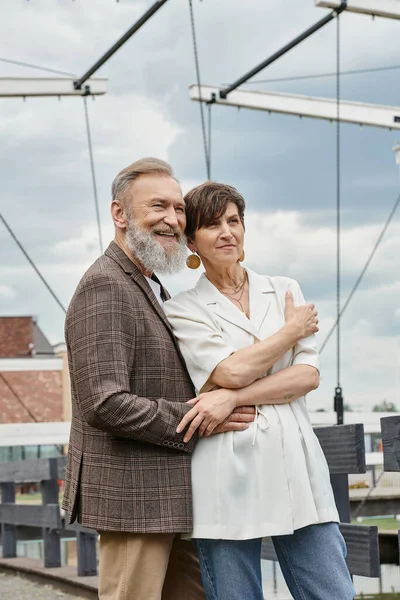 Anziani e amore, felice coppia anziana abbracciare e stare insieme all'aperto, uomo barbuto, donna — Foto stock