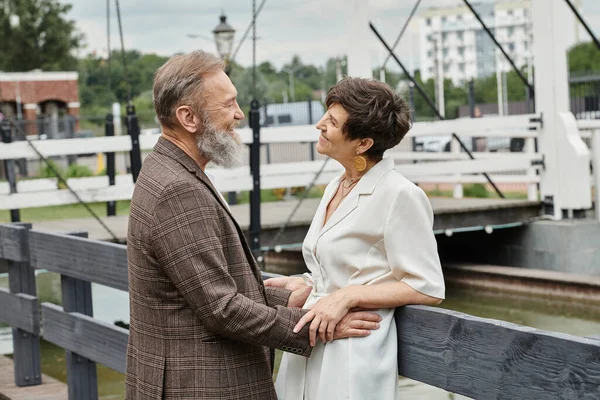 Старшая любовь, счастливый бородатый мужчина глядя на женщину, пожилая пара, муж и жена, романтика — стоковое фото