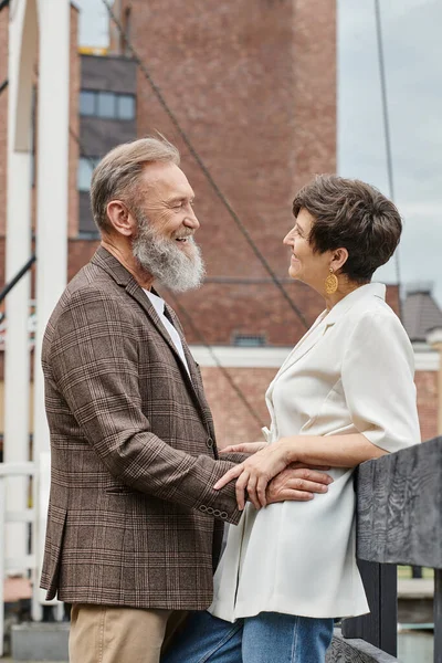 Afeto sênior, homem barbudo alegre olhando para a mulher, casal de idosos, marido e esposa, romance — Fotografia de Stock